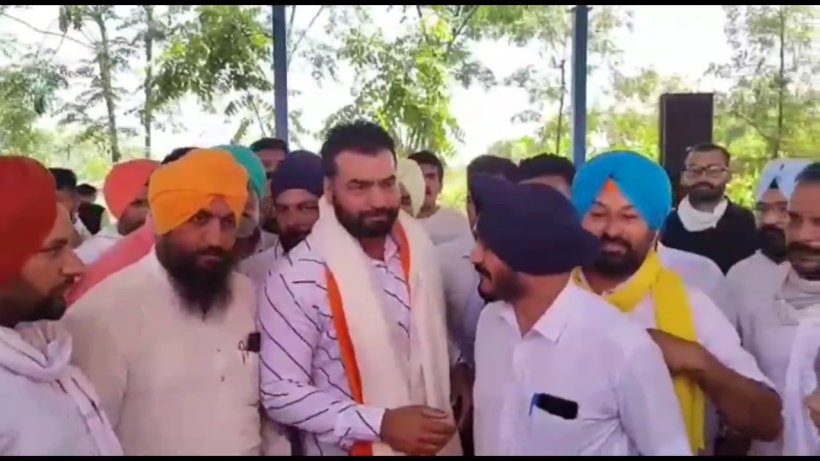 ਲੱਖਾ ਸਿਧਾਣਾ ਨੂੰ ਗ੍ਰਿਫਤਾਰ ਕਰਨ ਪੁੱਜੀ ਪੁਲਿਸ ਲੋਕਾਂ ਦੇ ਵਿਰੋਧ ਸਾਹਮਣੇ ਹੋਈ ਬੇਬਸ