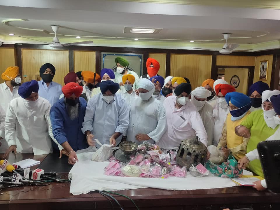 Gurdwara Committee ਨੇ ਦਾਨ ਕੀਤਾ ਆਪਣਾ ਸਾਰਾ ਸੋਨਾਚਾਂਦੀ