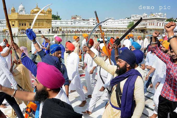 ਗਰਮ ਮਾਹੌਲ ਦਰਮਿਆਨ ਸ੍ਰੀ ਦਰਬਾਰ ਸਾਹਿਬ ‘ਚ ਮਨਾਇਆ ਘੱਲੂਘਾਰਾ ਦਿਵਸ, ‘ਖ਼ਾਲਿਸਤਾਨ ਜ਼ਿੰਦਾਬਾਦ’ ਦੇ ਲੱਗੇ ਨਾਅਰੇ, ਲਹਿਰਾਈਆਂ ਤਲਵਾਰਾਂ
