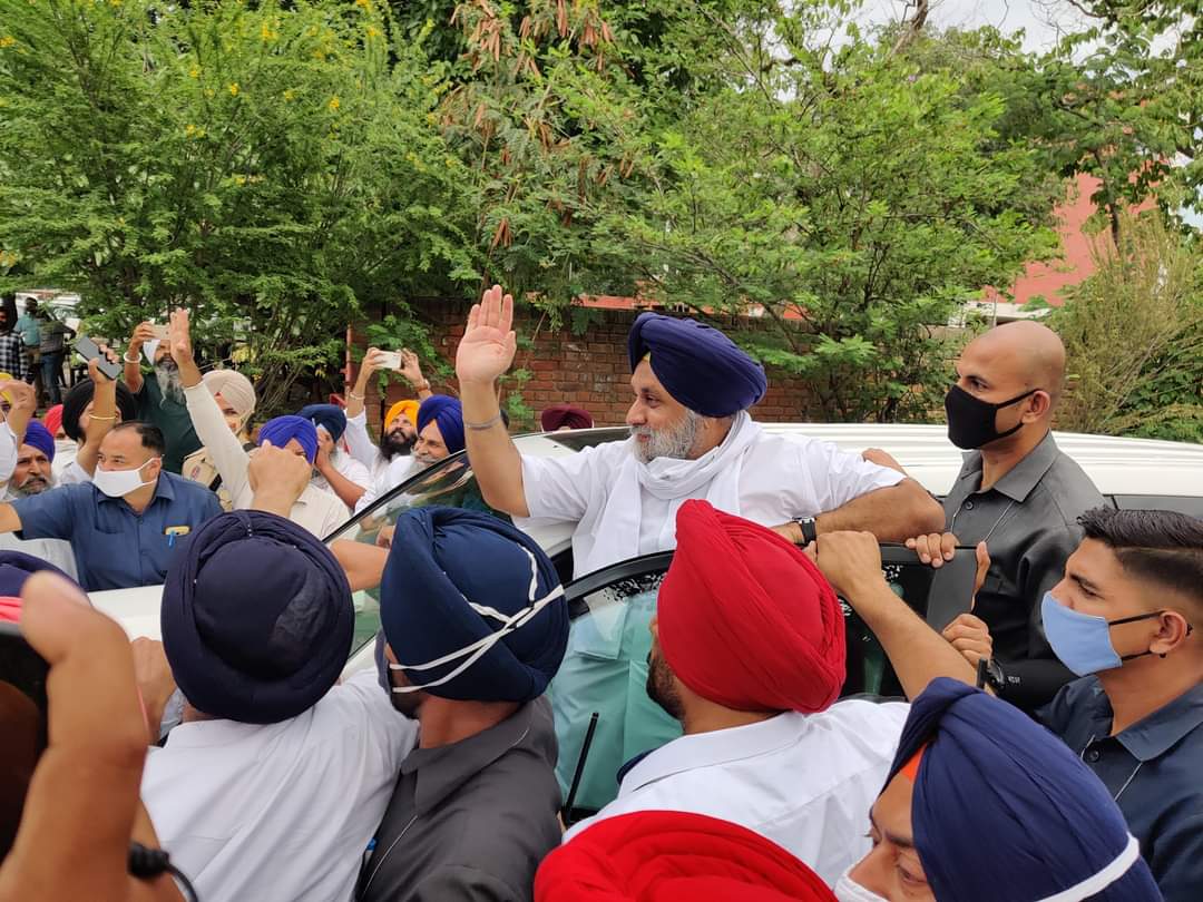 SIT ਨੇ ਸੁਖਬੀਰ ਬਾਦਲ ਕੋਲੋਂ 4 ਘੰਟੇ ਤੱਕ ਕੀਤੀ ਪੁੱਛਗਿੱਛ, ਅਕਾਲੀ ਵਰਕਰਾਂ ਨੇ ਪਾਈ ਰੱਖਿਆ ਪਹਿਰਾ