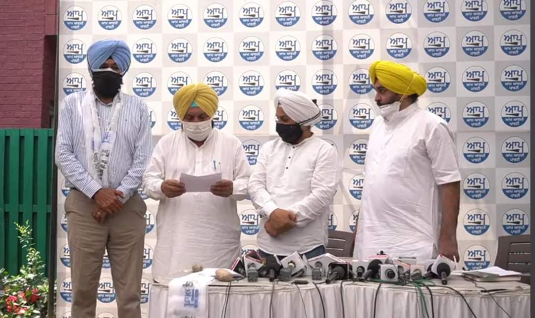 2 ਸਾਲ ਬਾਅਦ ਹੀ ਅਕਾਲੀ ਦਲ ਨੂੰ ਕਿਹਾ ਅਲਵਿਦਾ, ਸੱਜਣ ਸਿੰਘ ਚੀਮਾ ਮੁੜ ਹੋਏ ‘ਆਪ’ ‘ਚ ਸ਼ਾਮਲ