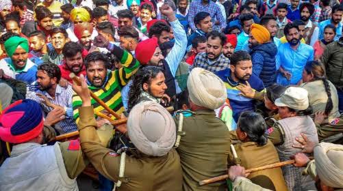 ਕੈਪਟਨ ਅਮਰਿੰਦਰ ਸਿੰਘ ਕੋਲੋਂ ਨੌਕਰੀਆਂ ਮੰਗਣ ਗਏ ਬੇਰੁਜ਼ਗਾਰਾਂ ਨੂੰ ਅੱਗਿਓਂ ਮਿਲੇ ਡੰਡੇ !