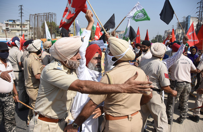 ਅਸ਼ਵਨੀ ਸ਼ਰਮਾ ਅਤੇ ਸੋਮ ਪ੍ਰਕਾਸ਼ ਦਾ ਕਿਸਾਨਾਂ ਵਲੋਂ ਜ਼ਬਰਦਸਤ ਵਿਰੋਧ