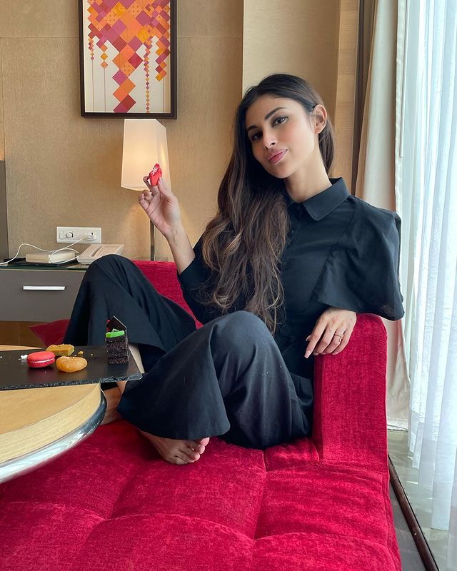Mouni Roy ਨੇ ਬ੍ਲੈਕ ਡਰੈੱਸ ਵਿੱਚ ਦਿਖਾਏ ਜਲਵੇ, ਵੇਖੋ ਵਾਇਰਲ ਫੋਟੋਆਂ