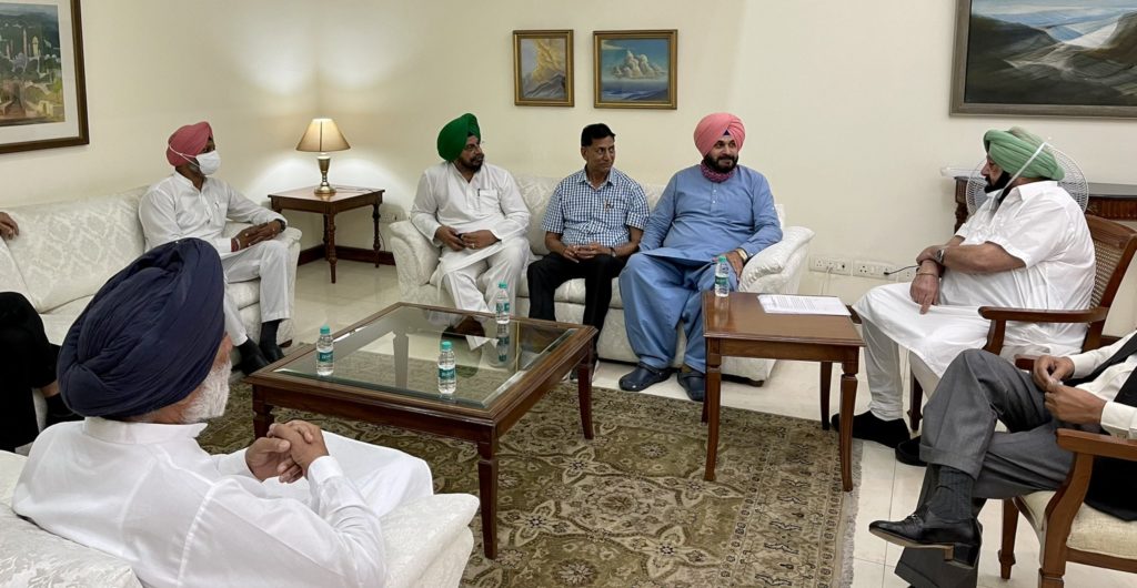 ਨਵਜੋਤ ਸਿੱਧੂ ਨੇ ਮੁੱਖ ਮੰਤਰੀ ਅਮਰਿੰਦਰ ਸਿੰਘ ਨਾਲ ਕੀਤੀ ਰਸਮੀ ਮੀਟਿੰਗ