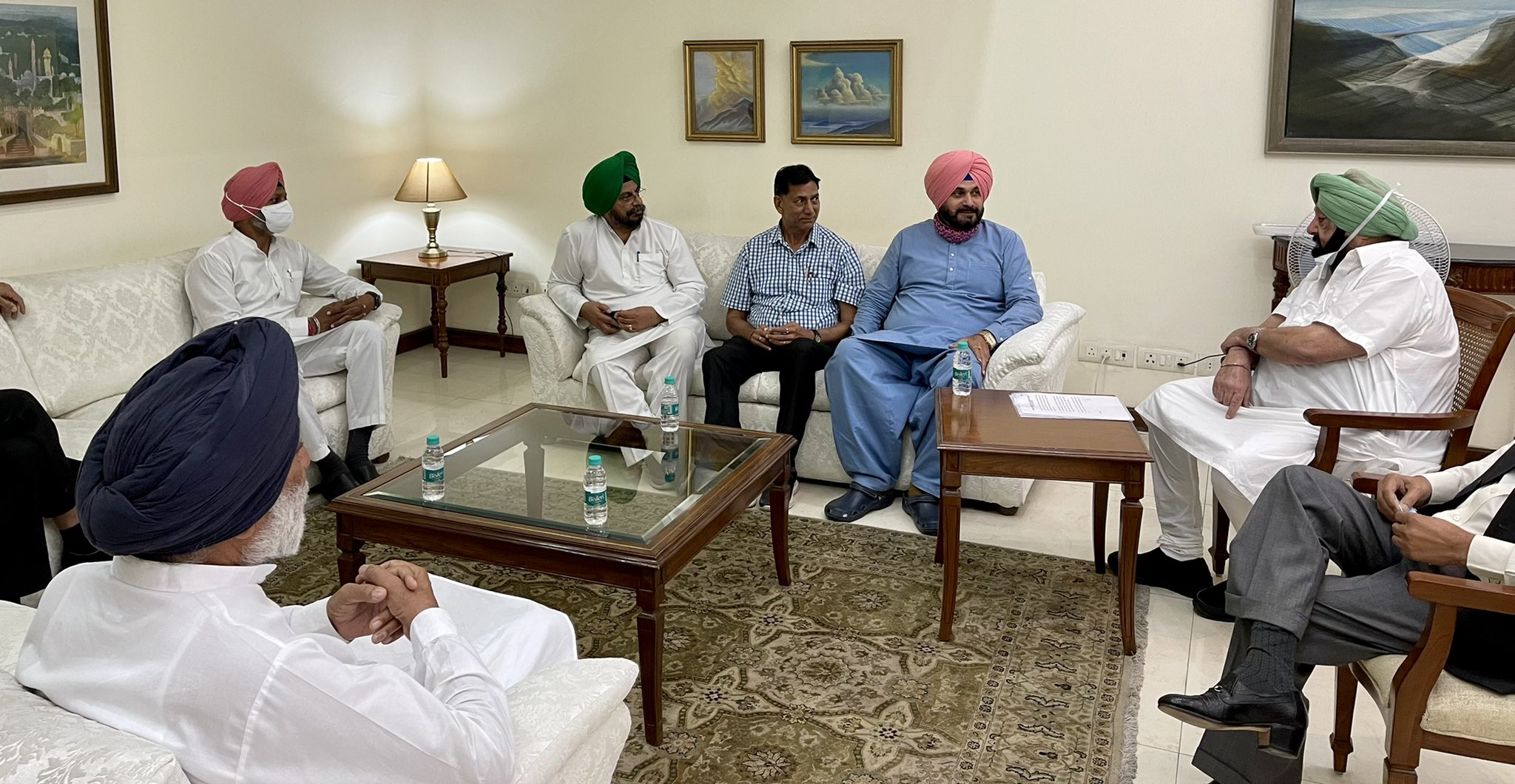 ਨਵਜੋਤ ਸਿੱਧੂ ਨੇ ਮੁੱਖ ਮੰਤਰੀ ਅਮਰਿੰਦਰ ਸਿੰਘ ਨਾਲ ਕੀਤੀ ਰਸਮੀ ਮੀਟਿੰਗ