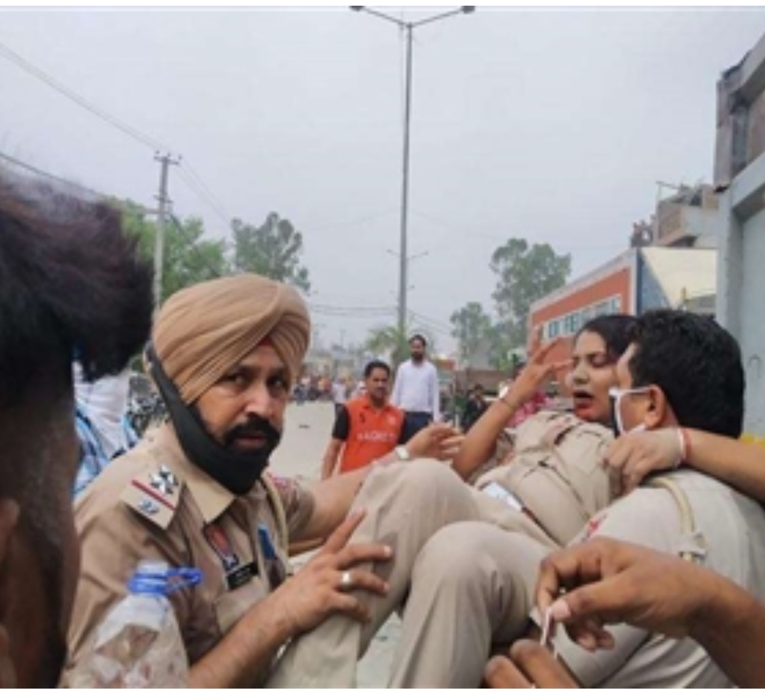 ਨੌਜਵਾਨ ਨੂੰ ਟਿੱਪਰ ਨੇ ਦਰੜਿਆ, ਭੜਕੀ ਭੀੜ ਨੇ ਟਿੱਪਰ ਸਾੜਨ ਦੀ ਕੀਤੀ ਕੋਸ਼ਿਸ਼ ਅਤੇ ਪੁਲਿਸ ‘ਤੇ ਵੀ ਕੀਤਾ ਪਥਰਾਅ, ਥਾਣਾ ਇੰਚਰਾਜ ਕੀਤੀ ਲਹੂ-ਲੁਹਾਨ