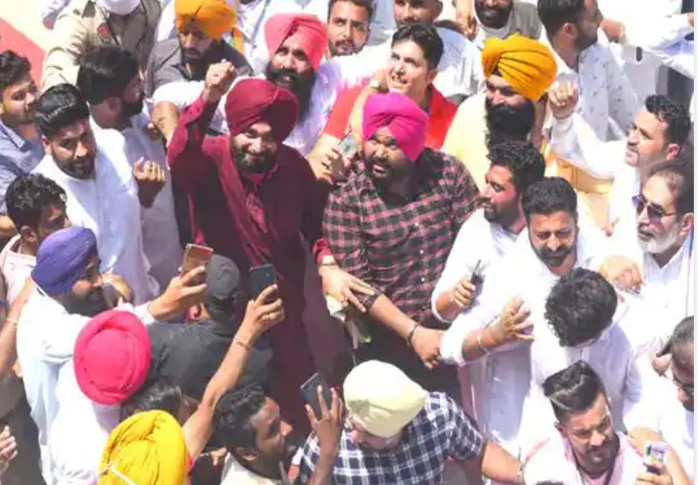 ਚੰਡੀਗੜ੍ਹ ਪੁਲਿਸ ਦੀ ਕਾਰਗੁਜ਼ਾਰੀ ਸਵਾਲਾਂ ਦੇ ਘੇਰੇ ‘ਚ, ਸਿੱਧੂ ਦੇ ਸਮਾਗਮ ‘ਚ ਕੋਰੋਨਾ ਨਿਯਮਾਂ ਦੀ ਉੱਡੀਆਂ ਧੱਜੀਆਂ, ਫਿਰ ਅਣਪਛਾਤਿਆਂ ਖਿਲਾਫ ਮਾਮਲਾ ਦਰਜ ਕਿਉਂ!