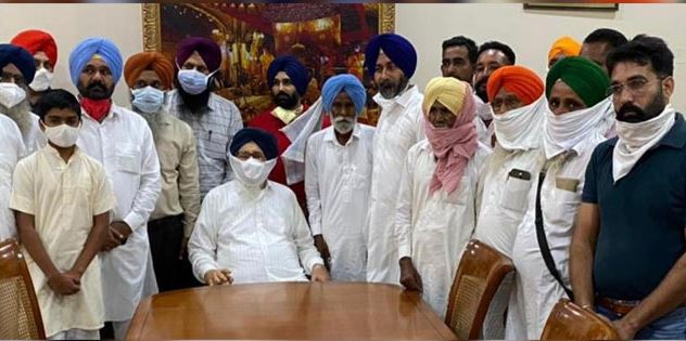 ਹਲਕਾ ਲੰਬੀ ‘ਚ ਕਾਂਗਰਸ ਨੂੰ ਇਕ ਹੋਰ ਝਟਕਾ, ਫੁੱਲੂਖੇੜਾ ਦਾ ਕਾਂਗਰਸੀ ਸਰਪੰਚ ਸਾਥੀਆਂ ਸਮੇਤ ਅਕਾਲੀ ਦਲ ‘ਚ ਸ਼ਾਮਿਲ