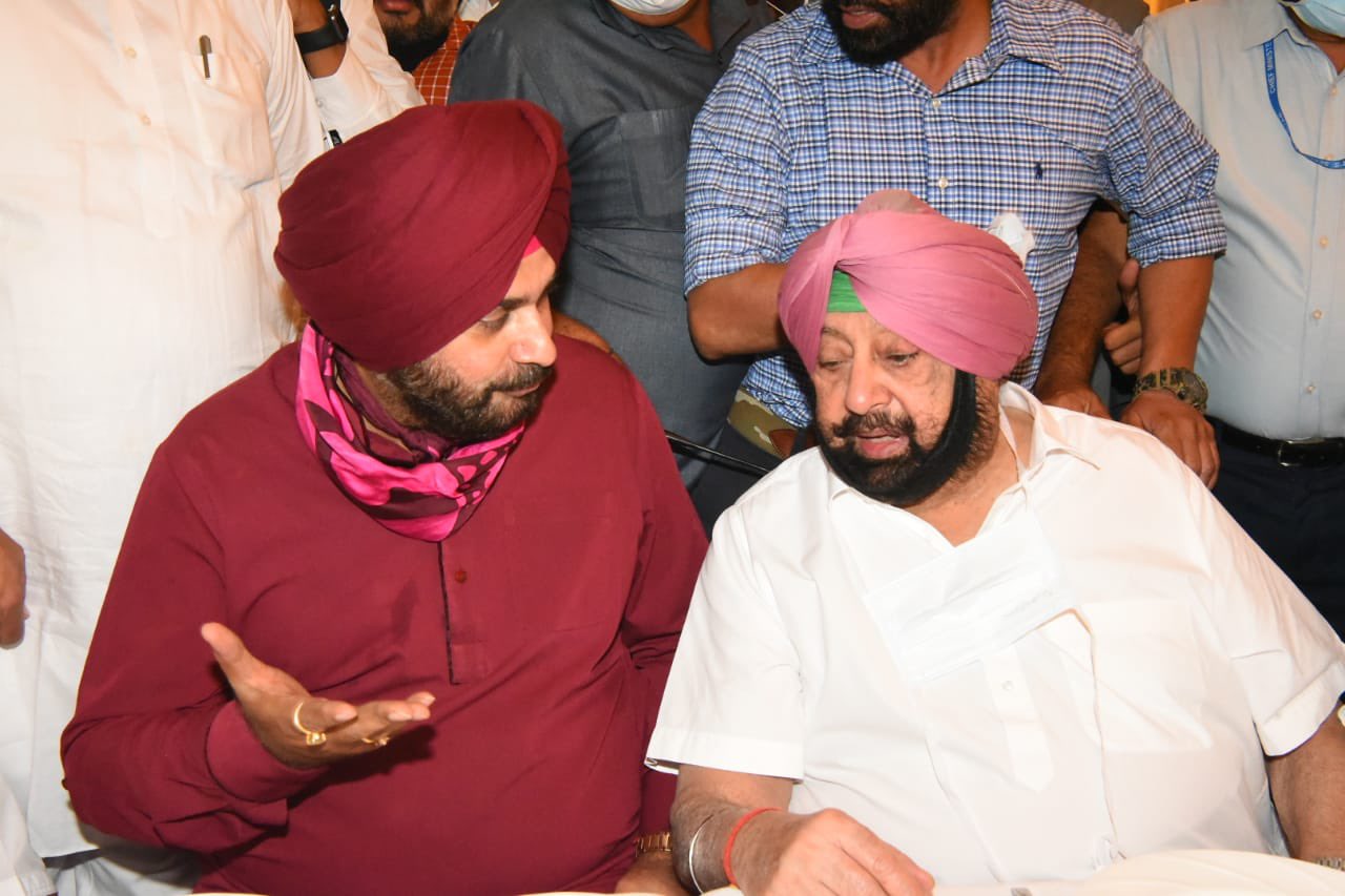 ਕੈਪਟਨ ਅਮਰਿੰਦਰ ਸਿੰਘ ਅਤੇ ਨਵਜੋਤ ਸਿੰਘ ਸਿੱਧੂ ਇਕੱਠੇ ਬੈਠੇ ਨਜ਼ਰ ਆਏ