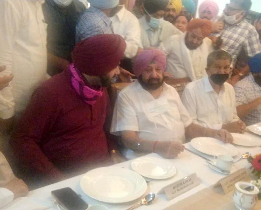 ਕੈਪਟਨ ਅਮਰਿੰਦਰ ਸਿੰਘ ਅਤੇ ਨਵਜੋਤ ਸਿੰਘ ਸਿੱਧੂ ਦੇ ਇਕੱਠੇ ਹੋਣ ‘ਤੇ ਕਾਂਗਰਸੀ ਨੇਤਾ ਤੇ ਵਰਕਰ ਬਾਗੋ-ਬਾਗ