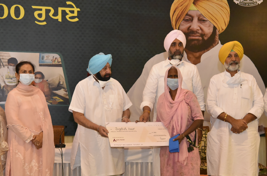 ਮੁੱਖ ਮੰਤਰੀ ਵੱਲੋਂ ਵਧੀ ਹੋਈ ਸਮਾਜਿਕ ਸੁਰੱਖਿਆ ਪੈਨਸ਼ਨ ਵੰਡਣ ਦੀ ਸ਼ੁਰੂਆਤ