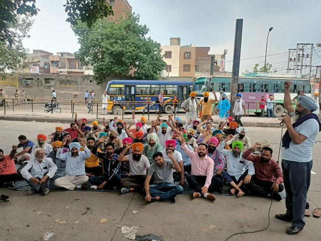 ਪਨਬੱਸ ਕਾਮਿਆਂ ਦਾ ਬੱਸ ਅੱਡੇ ‘ਚ ਚੱਕਾ ਜਾਮ ਕਰ ਕੇ ਰੋਸ ਪ੍ਰਦਰਸ਼ਨ