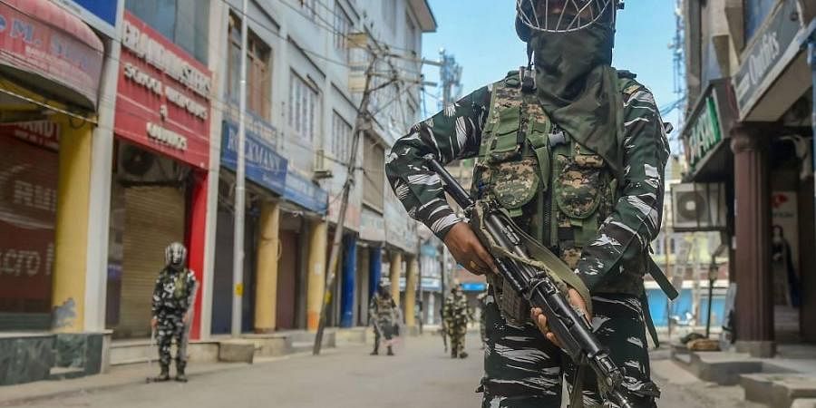 CRPF ਦੀ ਸੜਕ ਸੁਰੱਖਿਆ ਟੀਮ ‘ਤੇ ਅੱਤਵਾਦੀਆਂ ਨੇ ਕੀਤਾ ਹਮਲਾ