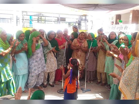 ਤੀਆਂ ਨੂੰ ਚੜ੍ਹਿਆ ਕਿਸਾਨ ਅੰਦੋਲਨ ਦਾ ਰੰਗ, ਧਰਨੇ ‘ਚ ਮਨਾਇਆ ਤੀਜ ਦਾ ਤਿਉਹਾਰ