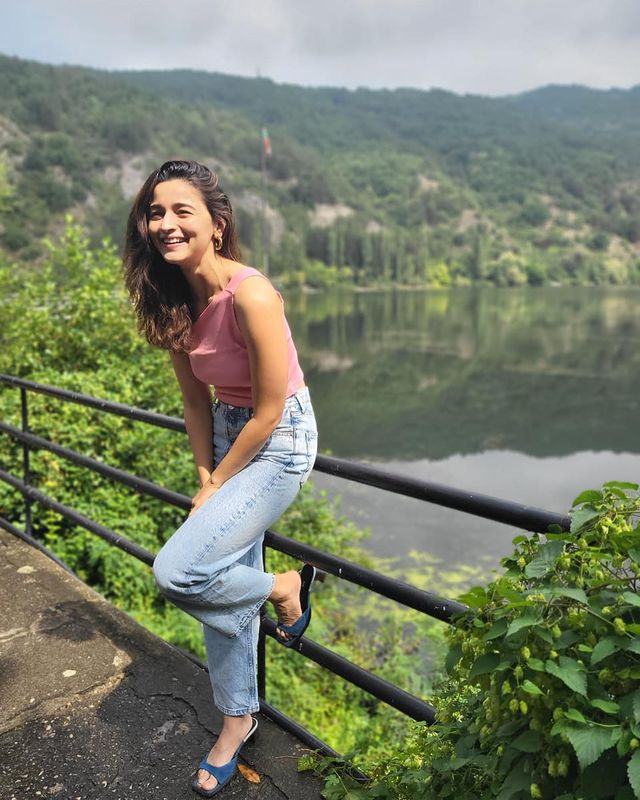 ਆਲੀਆ ਭੱਟ ਸੁੰਦਰ ਵਾਦੀਆਂ ਵਿੱਚ ਕੁਦਰਤ ਦਾ ਅਨੰਦ ਮਾਣ ਰਹੀ ਹੈ