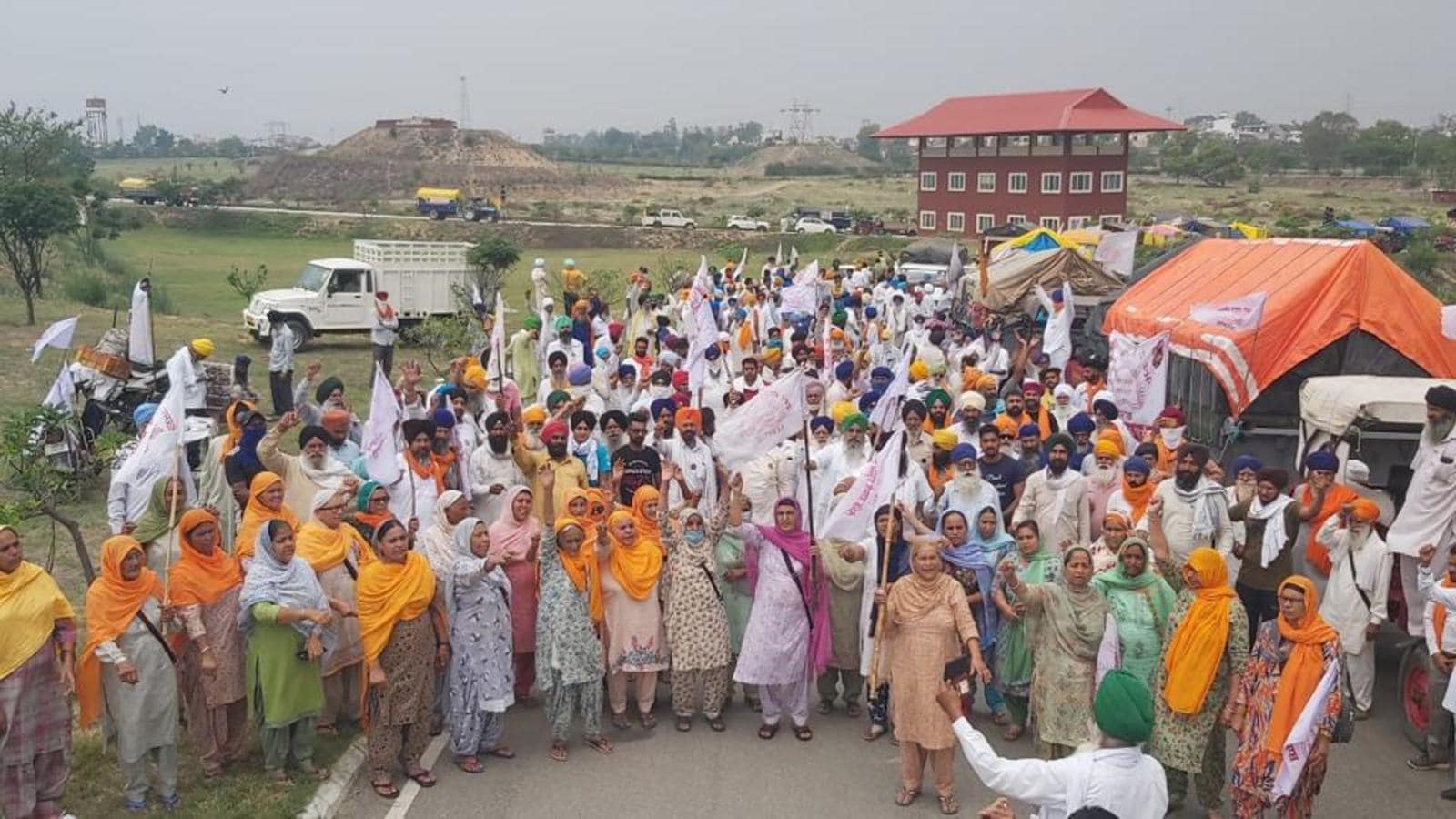 ਸੰਯੁਕਤ ਕਿਸਾਨ ਮੋਰਚੇ ਦੇ ਸੱਦੇ ‘ਤੇ ਕਿਸਾਨਾਂ ਨੇ ਵੱਖ-ਵੱਖ ਥਾਵਾਂ ‘ਤੇ ਵੱਖਰੇ ਢੰਗ ਨਾਲ ਮਨਾਇਆ ਆਜ਼ਾਦੀ ਦਿਹਾੜਾ
