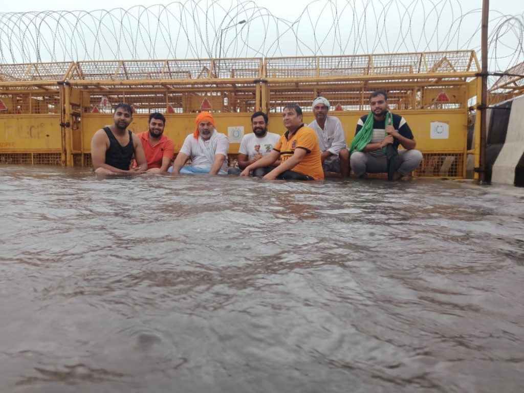 ਕਿਸਾਨ ਨੇਤਾ ਰਾਕੇਸ਼ ਟਿਕੈਤ ਵੱਲੋਂ ਵਰ੍ਹਦੇ ਮੀਂਹ ‘ਚ ਧਰਨਾ