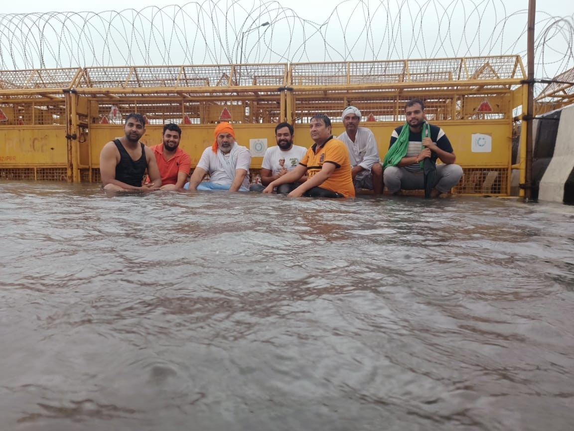 ਕਿਸਾਨ ਨੇਤਾ ਰਾਕੇਸ਼ ਟਿਕੈਤ ਵੱਲੋਂ ਵਰ੍ਹਦੇ ਮੀਂਹ ‘ਚ ਧਰਨਾ