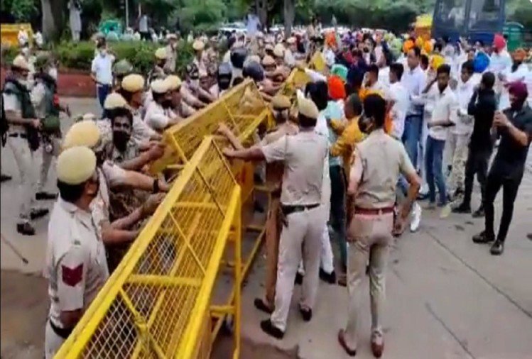 ਪ੍ਰਦਰਸ਼ਨ ਕਰ ਰਹੇ ਅਕਾਲੀ ਦਲ ਦੇ ਵਰਕਰਾਂ ਨੂੰ ਰੋਕਿਆ