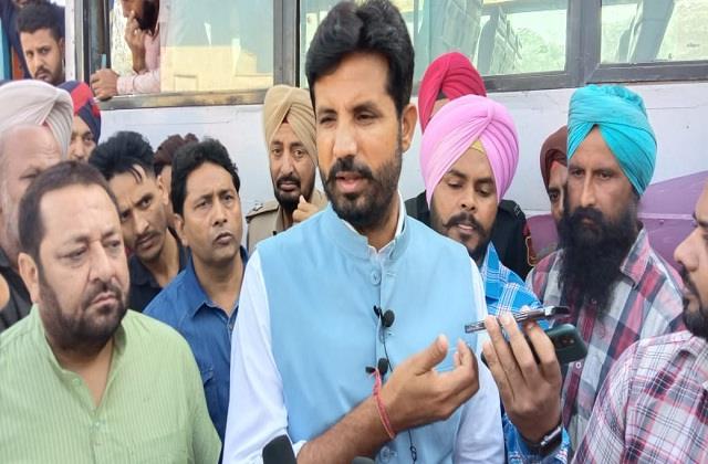 ਰਾਜਾ ਵੜਿੰਗ ਵੱਲੋਂ ਬਰਨਾਲਾ ਬੱਸ ਸਟੈਂਡ ਤੇ ਅਚਨਚੇਤ ਛਾਪਾ