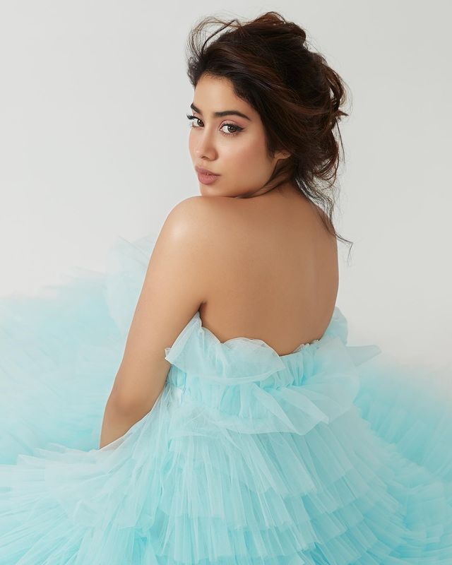 Janhvi Kapoor ਦੇ ਨਾਲ oops moment, ਅਚਾਨਕ ਹਵਾ ਦੇ ਇੱਕ ਝੱਖੜ ਨੇ ਪਹਿਰਾਵੇ ਨੂੰ ਉਡਾ ਦਿੱਤਾ- ਵੀਡੀਓ