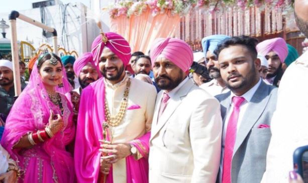 CM ਦੇ ਬੇਟੇ ਦੇ ਵਿਆਹ ‘ਚ ਵਰਦੀਧਾਰੀ ਪੁਲਿਸ ਮੁਲਾਜ਼ਮਾਂ ਨੇ ਪੀਤੀ ਸ਼ਰਾਬ !