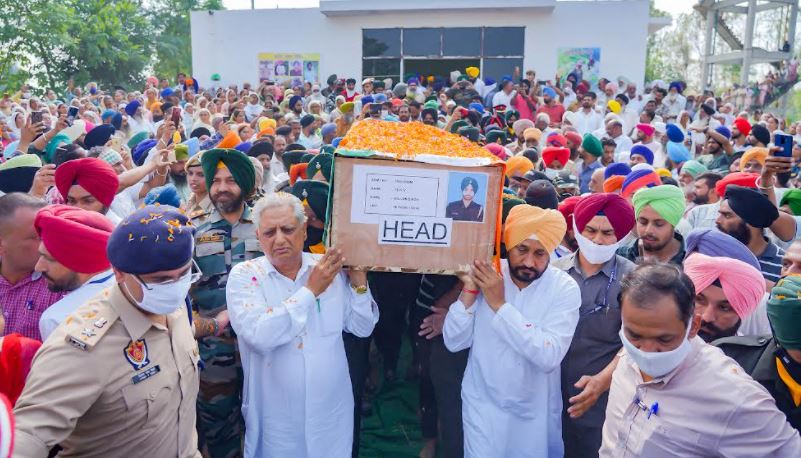ਮੁੱਖ ਮੰਤਰੀ ਨੇ ਦਿੱਤਾ ਸ਼ਹੀਦ ਦੀ ਅਰਥੀ ਨੂੰ ਮੋਢਾ