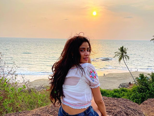 Janhvi Kapoor ਨੇ ਬਣਾਇਆ  ‘ਆਈ ਲਵ ਯੂ ਮਾਈ ਲਬੂ’ ਨਾਮ ਦਾ ਟੈਟੂ ਪਹਾੜਾਂ ਵਿੱਚ ਮਨਾ ਰਹੀ ਛੁੱਟੀਆਂ  – ਵੀਡੀਓ