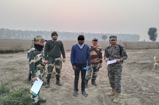 BSF ਵੱਲੋਂ ਪਾਕਿਸਤਾਨੀ ਨੌਜਵਾਨ ਪਾਕਿਸਤਾਨ ਰੇਂਜਰਾਂ ਦੇ ਹਵਾਲੇ