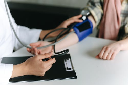 ਕੰਟਰੋਲ ‘ਚ ਨਹੀਂ ਰਹਿੰਦਾ blood pressure? ਖਾਲੀ ਪੇਟ ਦੁੱਧ ‘ਚ ਮਿਲਾ ਕੇ ਖਾਓ ਇਹ ਫਲ