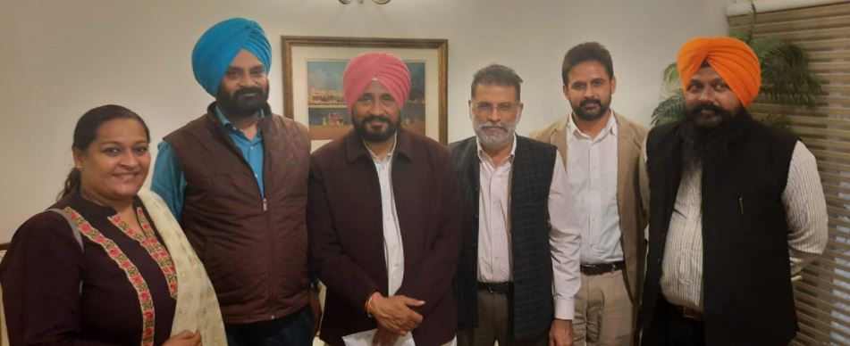 ਮੁੱਖ ਮੰਤਰੀ ਚਰਨਜੀਤ ਚੰਨੀ ਨੇ ਪੱਤਰਕਾਰਾਂ ਨੂੰ ਦਿੱਤਾ ਮੰਗਾਂ ਮੰਨਣ ਦਾ ਭਰੋਸਾ