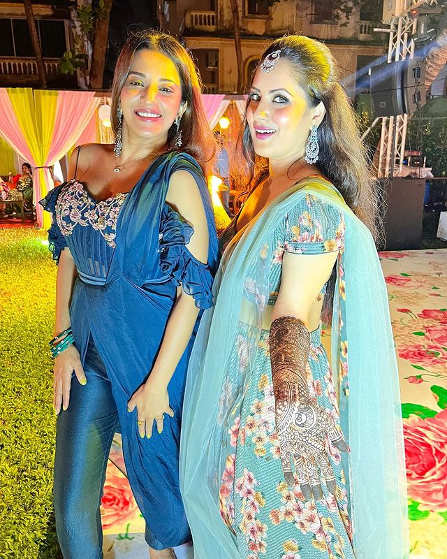 ਮੋਨਾਲੀਸਾ ਨੇ ਦੋਸਤ ਦੀ ਮਹਿੰਦੀ ਸੈਰੇਮਨੀ ‘ਚ ਲੁੱਟਿਆ ਇਕੱਠ, ਜੋ ਦੋਸਤ ਵਿਆਹ ਤੋਂ ਪਹਿਲਾਂ ਬਣਿਆ ਸੀ, ਮਾਂ ਉਸ ਨਾਲ ਪੋਜ਼ ਦਿੱਤਾ