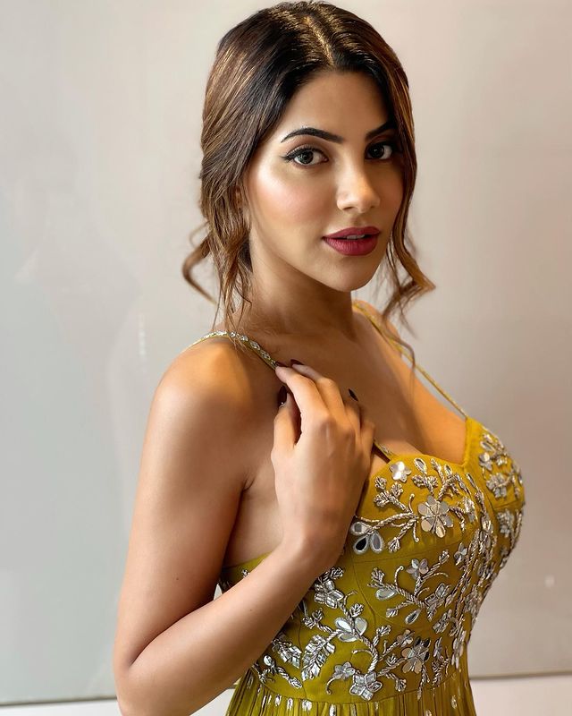 Nikki Tamboli ਨੇ ਬਲੇਜ਼ਰ ‘ਚ ਟਾਪਲੈੱਸ ਫੋਟੋਸ਼ੂਟ ਕਰਵਾਇਆ