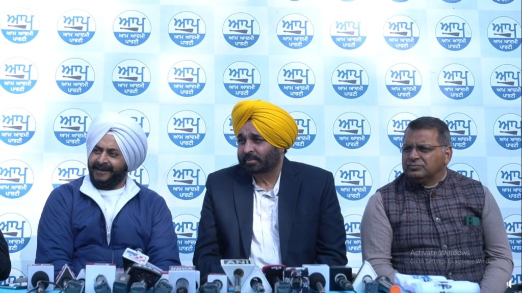 ਗੁਰਦਾਸਪੁਰ ਦੀ ਖਾਲੀ ਰੈਲੀ ‘ਚ ਗੁੱਲੀ ਡੰਡਾ ਖੇਡ ਲੈਂਦੇ ਚੰਨੀ- ਭਗਵੰਤ ਮਾਨ