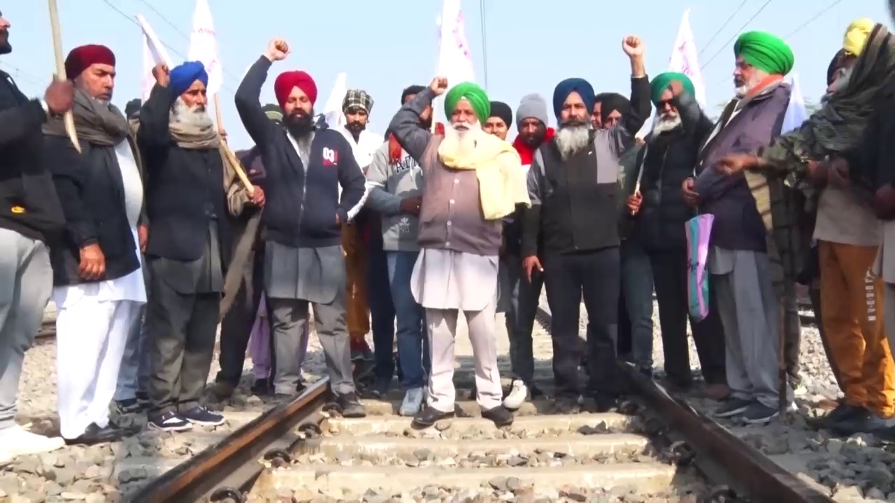 ਮੁੜ ਤੋਂ ਅੰਦੋਲਨ ‘ਤੇ ਕਿਸਾਨ, ਬੰਦ ਕੀਤੇ ਰੇਲ ਟੈ੍ਰਕ-ਟੋਲ ਪਲਾਜ਼ੇ