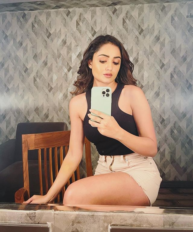 ‘ਆਸ਼ਰਮ’ ਦੀ ਬਬੀਤਾ ਨੇ ਸੋਫੇ ‘ਤੇ ਲੇਟ ਕੇ ਜੁੱਤੀ ਕੀਤੀ flaunt