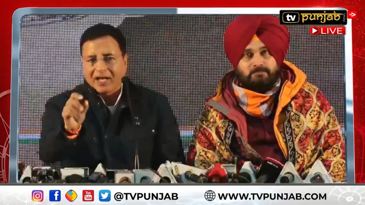 ਕਾਂਗਰਸ ਨੇ ਸਿੱਧੂ ਨੂੰ ਬਣਾਇਆ ‘ਲਾੜਾ’,ਸੁਰਜੇਵਾਲਾ ਨੇ ਕੋਲ ਬਿਠਾ ਕੀਤੀ ਪ੍ਰੈਸ ਕਾਨਫਰੰਸ