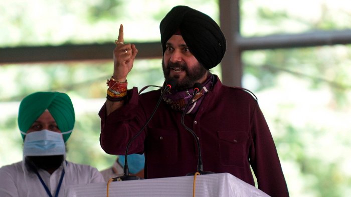 ਕਾਂਗਰਸ ਹਾਈਕਮਾਨ ਚਾਹੁੰਦੀ ਹੈ ਕਮਜ਼ੋਰ ਸੀ.ਐੱਮ- ਨਵਜੋਤ ਸਿੱਧੂ