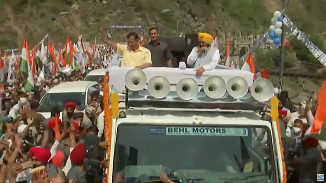 ਕੇਜਰੀਵਾਲ-ਭਗਵੰਤ ਮਾਨ ਪੁੱਜੇ ਹਿਮਾਚਲ ,ਭਾਜਪਾ ਦੇ ਗੜ੍ਹ ‘ਚ ਕੀਤਾ ਰੋਡ ਸ਼ੋਅ