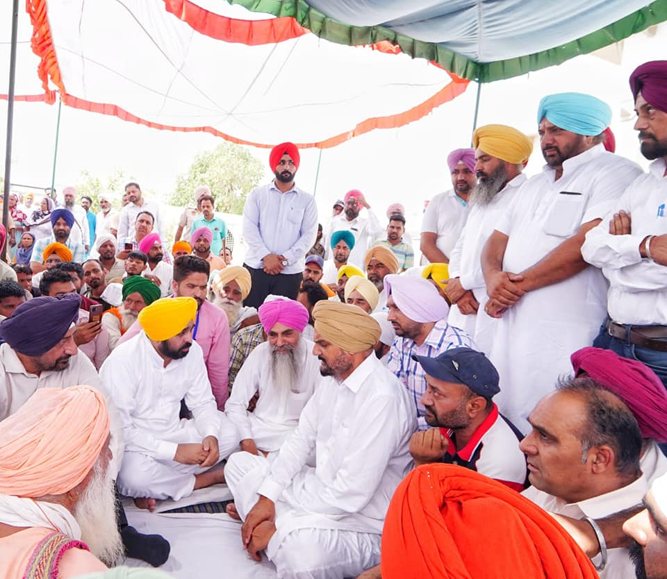 ਸਿੱਧੂ ਮੂਸੇਵਾਲਾ ਦੇ ਘਰ ਪੁੱਜੇ ਸੀ.ਐੱਮ ਮਾਨ , ਪਰਿਵਾਰ ਨਾਲ ਕੀਤਾ ਦੁੱਖ ਸਾਂਝਾ