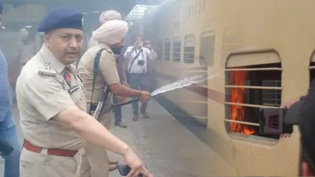 ਲੁਧਿਆਣਾ ਸਟੇਸ਼ਨ ’ਤੇ Burning Train ,ਖੜ੍ਹੀ ਟਰੇਨ ਦੇ ਡੱਬੇ ਨੂੰ ਲੱਗੀ ਅੱਗ
