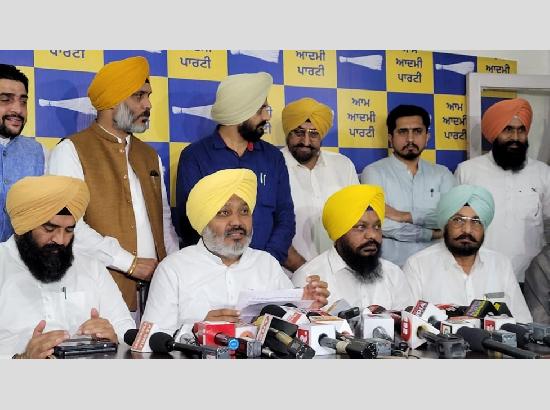 ‘ਓਪਰੇਸ਼ਨ ਲੋਟਸ’ ਖਿਲਾਫ ਡੀ.ਜੀ.ਪੀ ਕੋਲ ਪੁੱਜੀ ‘ਆਪ’, ਦਿੱਤੀ ਸ਼ਿਕਾਇਤ