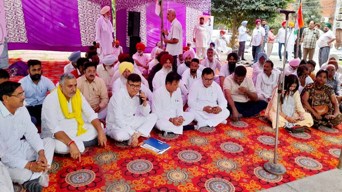 ਕੈਬਨਿਟ ਮੰਤਰੀ ਸਰਾਰੀ ਦੀਆਂ ਵਧੀਆਂ ਮੁਸ਼ਕਲਾਂ, ਬਰਖ਼ਾਸਤਗੀ ਨੂੰ ਲੈ ਕੇ ਕਾਂਗਰਸੀ ਨੇਤਾਵਾਂ ਨੇ ਸ਼ੁਰੂ ਕੀਤਾ ਧਰਨਾ