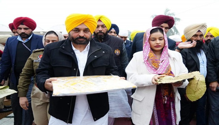 CM ਭਗਵੰਤ ਮਾਨ ਪਤਨੀ ਸਣੇ ਗੁਰਦੁਆਰਾ ਸ੍ਰੀ ਫਤਹਿਗੜ੍ਹ ਸਾਹਿਬ ਵਿਖੇ ਹੋਏ ਨਤਮਸਤਕ