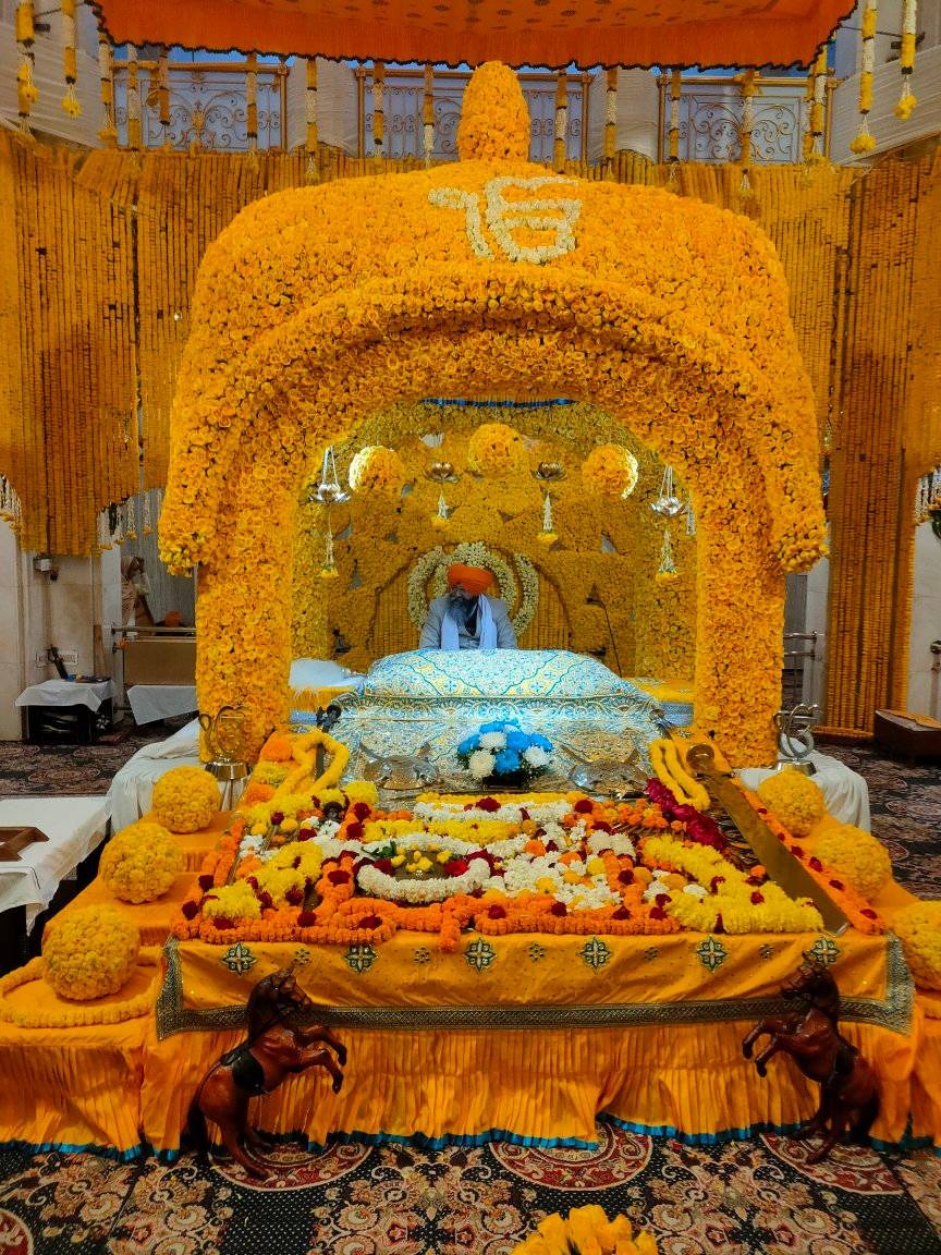 ਸ੍ਰੀ ਗੁਰੂ ਗੋਬਿੰਦ ਸਿੰਘ ਜੀ ਦੇ ਪ੍ਰਕਾਸ਼ ਪੁਰਬ ਮੌਕੇ ਫੁੱਲਾਂ ਨਾਲ ਸਜਿਆ ਸ੍ਰੀ ਹਰਿਮੰਦਰ ਸਾਹਿਬ, ਵੱਡੀ ਗਿਣਤੀ ‘ਚ ਸ਼ਰਧਾਲੂ ਹੋ ਰਹੇ ਨਤਮਸਤਕ