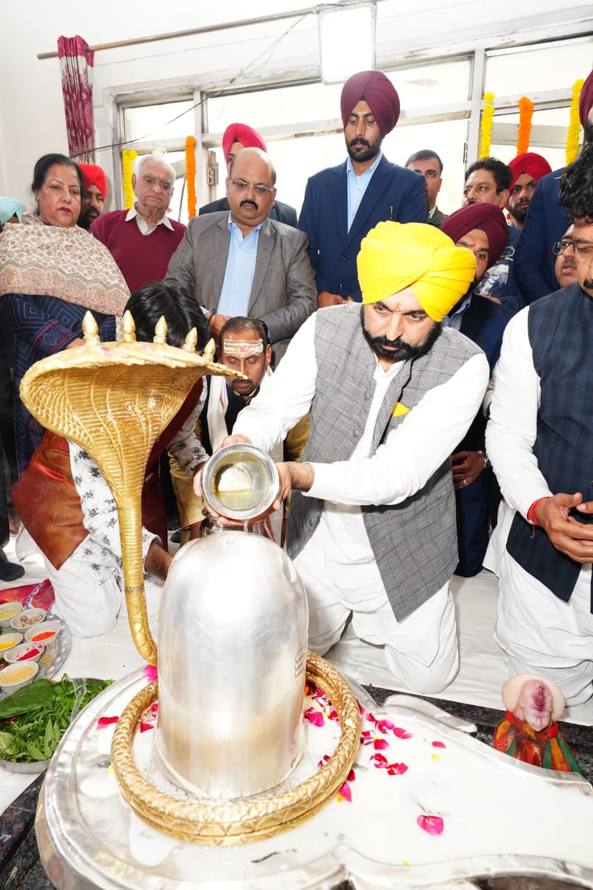 ਸ਼ਿਵਰਾਤਰੀ ‘ਤੇ ਜਲੰਧਰ ਪੁੱਜੇ ਸੀ.ਐੱਮ ਮਾਨ, ਪੰਜਾਬ ਲਈ ਕੀਤੀ ਅਰਦਾਸ