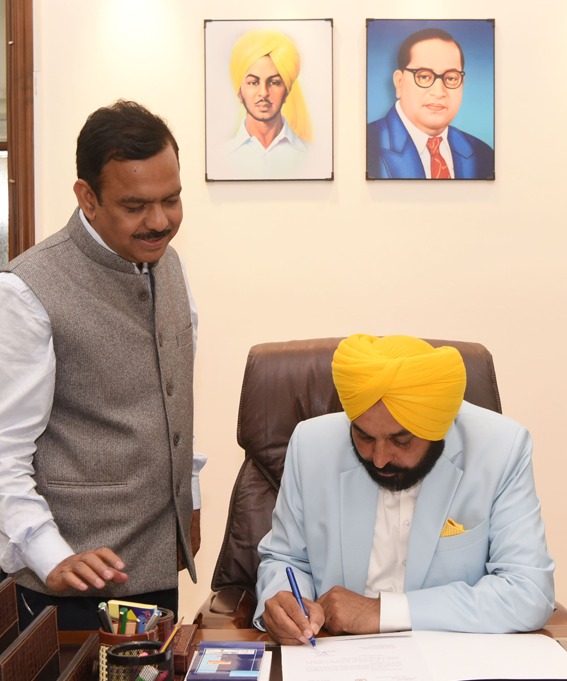 ਔਰਤਾਂ ਨੂੰ 1000 ਰੁ. ਪ੍ਰਤੀ ਮਹੀਨਾ ਦੇਣ ਦੀ ਤਿਆਰੀ, ਨਵੇਂ ਬਜਟ ‘ਚ ਸਰਕਾਰ ਕਰੇਗੀ 12000 ਕਰੋੜ ਦਾ ਪ੍ਰਬੰਧ
