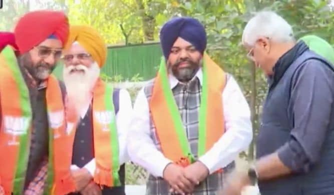 ਸਾਬਕਾ ਅਕਾਲੀ ਦਲ ਵਿਧਾਇਕ ਬੋਨੀ ਅਜਨਾਲਾ ਅਤੇ ਮਨਮੋਹਨ ਸਿੰਘ ਭਾਜਪਾ ‘ਚ ਹੋਏ ਸ਼ਾਮਲ