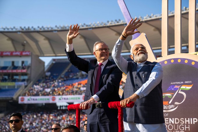 IND Vs AUS: ਮੈਚ ਤੋਂ ਪਹਿਲਾਂ ਕਪਤਾਨਾਂ ਨੂੰ ਵਿਸ਼ੇਸ਼ ਕੈਪ, ਦੋਵਾਂ ਪ੍ਰਧਾਨ ਮੰਤਰੀਆਂ ਨੇ ਰੱਥ ‘ਤੇ ਬੈਠ ਕੇ ਮੈਦਾਨ ਦਾ ਲਾਇਆ ਚੱਕਰ